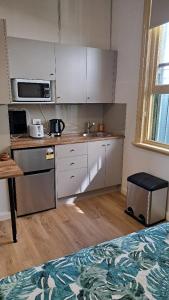 悉尼Randwick City Lodge 2的厨房配有白色橱柜和台面