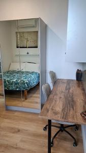 悉尼Randwick City Lodge 2的一间带桌子和秋千的床的房间