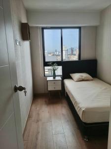 利马Massimo Apartament的一间小卧室,配有床和窗户