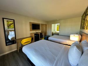 恩波里亚恩波里亚戴斯酒店的酒店客房设有两张床和电视。