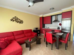 科蒂略Aguarii Cotillo的客厅配有红色的沙发和桌子