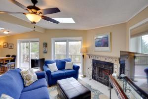 温德姆Catskills Home, 5 Mins to Windham Mtn Resort!的客厅配有蓝色椅子和壁炉