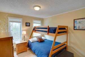 温德姆Catskills Home, 5 Mins to Windham Mtn Resort!的一间卧室配有双层床和书桌