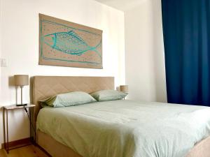 陶尔米纳Taormina Casa Sarina的一间卧室配有一张蓝色窗帘的床