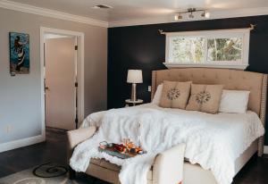 戈尔德比奇Taylor Creek Lodge的卧室配有一张带白色棉被的大床