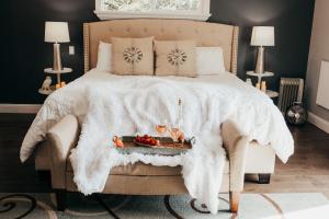 戈尔德比奇Taylor Creek Lodge的一张带白色毯子和水果盘的床