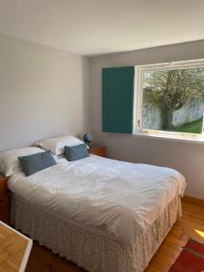 LasswadeGorton House and Cottages的一间卧室设有一张大床和一个窗户。