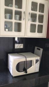 本托塔Tranquil Private Villa near Bentota Beach的厨房的台面上有一个微波炉