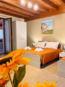 里波斯托La Vie Fuille Bed and Breakfast的一间卧室配有带橙色床单和花卉的床。