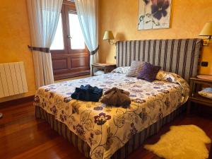 拉奥罗塔瓦Lujoso apartamento en Finca Robles 2的一间卧室,配有一张带袋子的床
