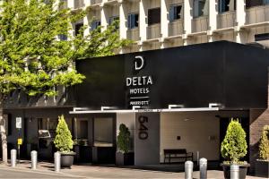 坎卢普斯Delta Hotels by Marriott Kamloops的一座带三角洲酒店标志的建筑