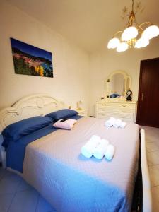 莫内利亚La Casa di Lice的一间卧室配有一张大床和毛巾