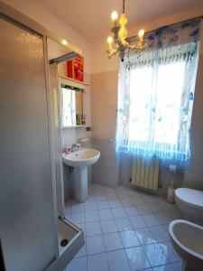 莫内利亚La Casa di Lice的一间带水槽和淋浴的浴室