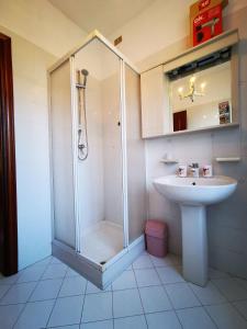 莫内利亚La Casa di Lice的带淋浴和盥洗盆的浴室