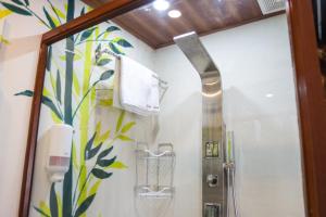 康塞普西翁德阿塔科Boutike Art & Wellness的带淋浴喷头的浴室