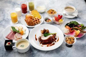 金泽金泽大酒店的餐桌,早餐盘和饮料