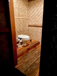 TandulujanggaCamp Tarimbang的木制平台上带卫生间的浴室