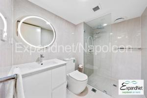悉尼拿破仑肯特酒店的带淋浴、卫生间和镜子的浴室