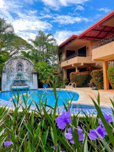 坦波Hotel Costa Coral的一座带游泳池和大楼的度假村