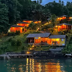 BitungK2 Lembeh Dive Resort的河岸上的度假村