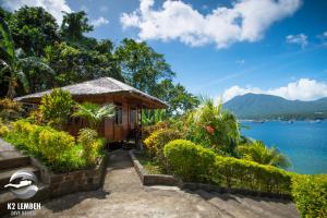 BitungK2 Lembeh Dive Resort的享有水景的度假酒店