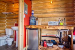 费尔蒙特温泉The Raven's Nest Resort & Campground的一个带柜台和水槽的小厨房
