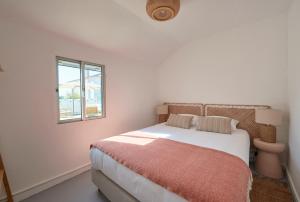 孔波尔塔Comporta Sandy Villa, By TimeCooler的白色的卧室设有床和窗户