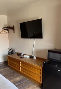 杜兰戈杜兰戈阿都比酒店的墙上配有平面电视的房间
