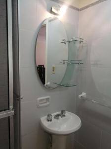 苏克雷Sucre Bellavista的一间带水槽和镜子的浴室