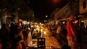 清迈Baan Weekday Chiang Mai的一群人晚上站在街上