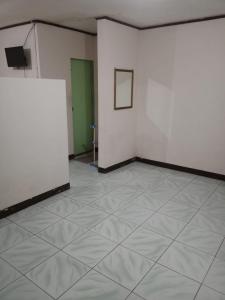 HaguVina Vira Hotel的一间拥有白色墙壁和瓷砖地板的客房