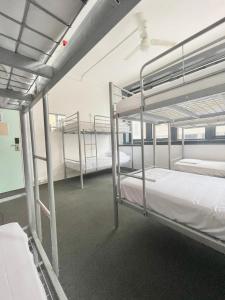 悉尼唐宁旅舍的大楼内一间设有三张双层床的客房