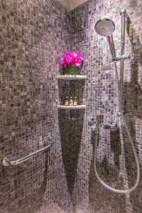 香港維园118酒店的浴室设有淋浴,篮子里装有粉红色的鲜花