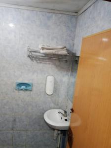 HaguVina Vira Hotel的浴室配有白色水槽和卫生间。