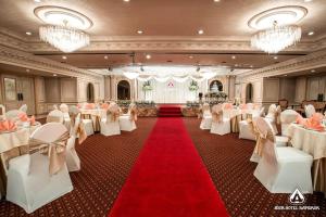 曼谷曼谷亚洲酒店的宴会厅配有白色桌椅和红地毯