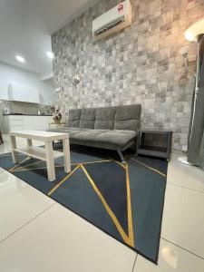 马六甲Alantis Residence/CityArea/4-6Pax/Jonker/JHomestay的客厅配有沙发和一张桌子,铺在地毯上