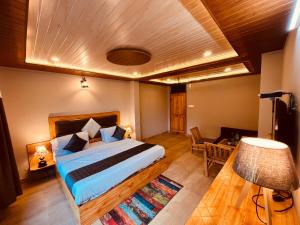 马拉里Sana cottage - Affordable Luxury Stay in Manali的一间卧室配有一张床、一张桌子和一盏灯