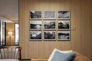 津山市Fairfield by Marriott Okayama Tsuyama的挂在墙上的一组图片