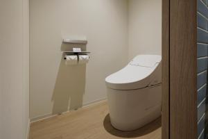 津山市Fairfield by Marriott Okayama Tsuyama的一间位于客房内的白色卫生间的浴室