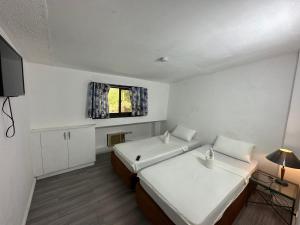 巴旺Generosa Beach Club的小房间设有两张床和窗户