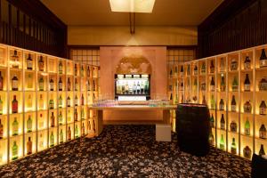 笛吹市甲子园铭庭日式旅馆的品酒室,陈列着葡萄酒瓶