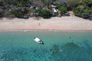 Kani Keli茂瑞花园酒店的海滩旁的水中小船