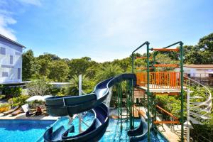 奥南海滩Aonang Viva Resort - SHA Plus的一个带水上公园的游泳池的水滑梯