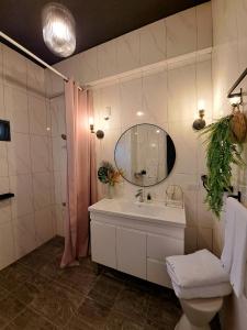 绿岛至美民宿的一间带水槽、镜子和卫生间的浴室