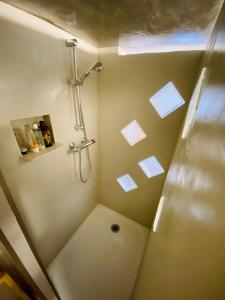 里摩日Jolie chambre indépendante的带淋浴和卫生间的小浴室
