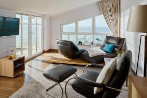 奥斯赛拜-塞林塞灵希彻洛斯酒店的客厅配有沙发、椅子和电视