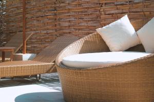 吉利阿尔My Island Home Gili Air的庭院设有2把藤椅和枕头