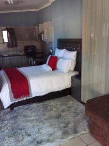 克莱克斯多普PS GOOD TIME GUEST HOUSE的卧室配有一张带白色和红色枕头的大床