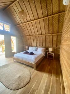 吉利阿尔My Island Home Gili Air的一间卧室设有一张木天花板床。