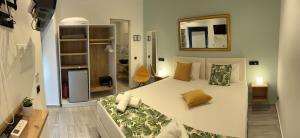 干尼亚Antica Canea Luxury Rooms的卧室配有带枕头的大型白色床